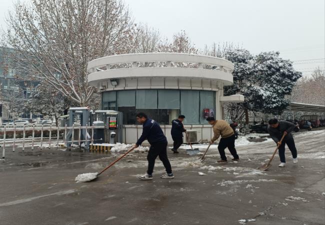 掃雪除冰我先行，冰雪更映黨旗紅